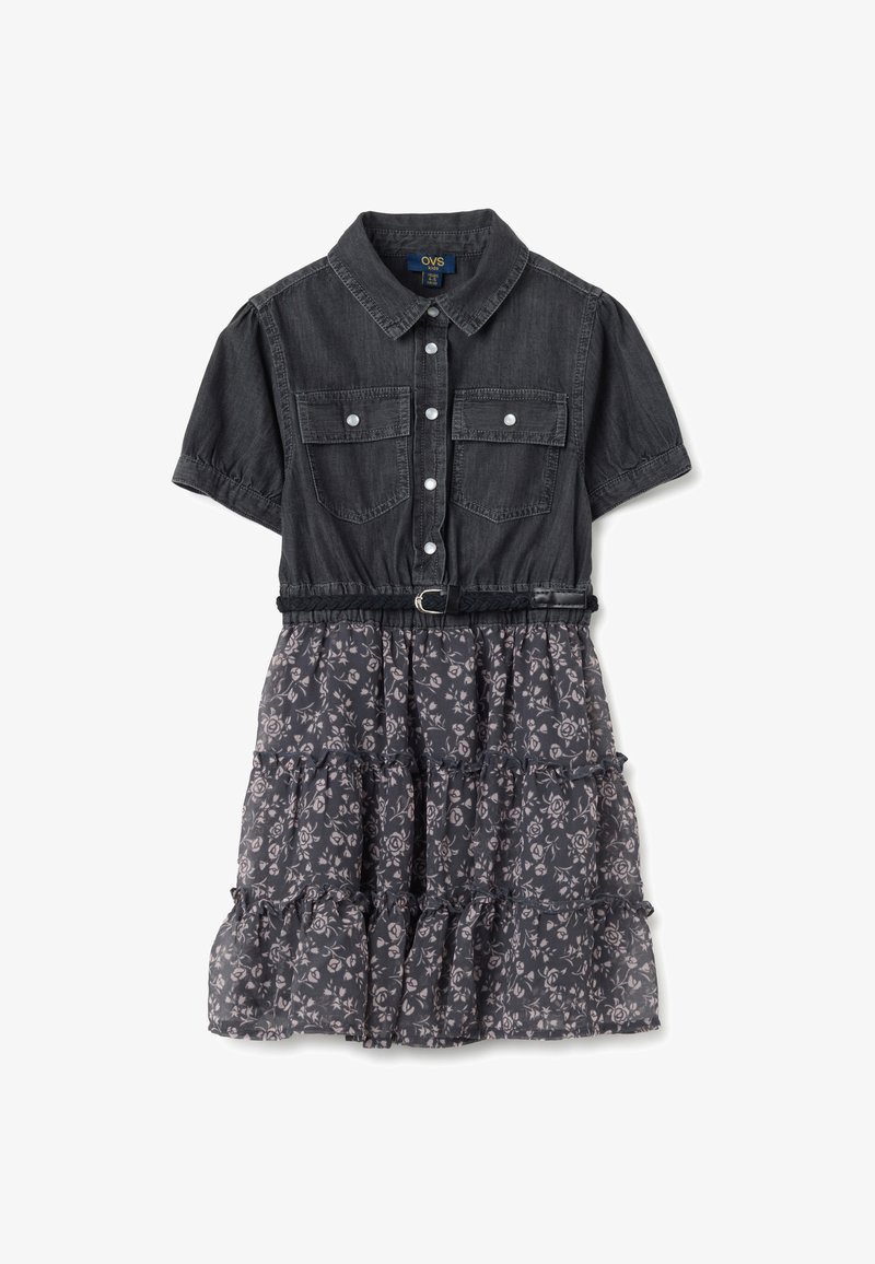 Abito camicia in denim con maniche corte, due tasche sul petto, vita arricciata e gonna a strati con motivo floreale scuro. Colore: grigio scuro.