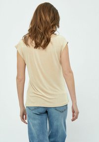Desires BOB SHORTSLEEVE SHIMMER - Lihtne T-särk - gardenia