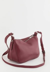 Bolso de hombro de cuero burdeos con un acabado texturizado, cierre de cremallera, correa ajustable y acentos de hardware en color plateado. Forma angular.