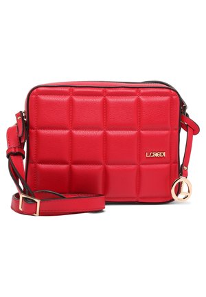 Rode doorgestikte leren crossbodytas met verstelbare riem, gouden "L.CREDI" logo en een ronde gouden bedel die aan de zijkant hangt.