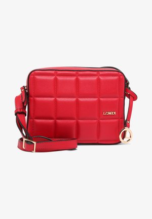 Rode doorgestikte leren crossbodytas met verstelbare riem, gouden "L.CREDI" logo en een ronde gouden bedel die aan de zijkant hangt.