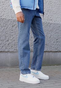 Tommy Jeans ETHAN - Calças de ganga de corte relaxado - denim medium