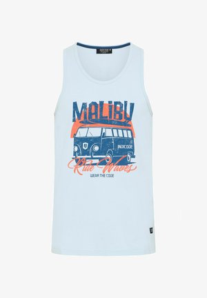 Top sin mangas azul claro con un gráfico de estilo vintage de una furgoneta y el texto "MALIBU Ride Waves" en azul y naranja. Material de algodón.