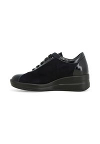 Sneaker in suede blu navy con tallone e dettagli in vernice nera lucida, dotato di lacci rotondi e suola a cuneo imbottita.