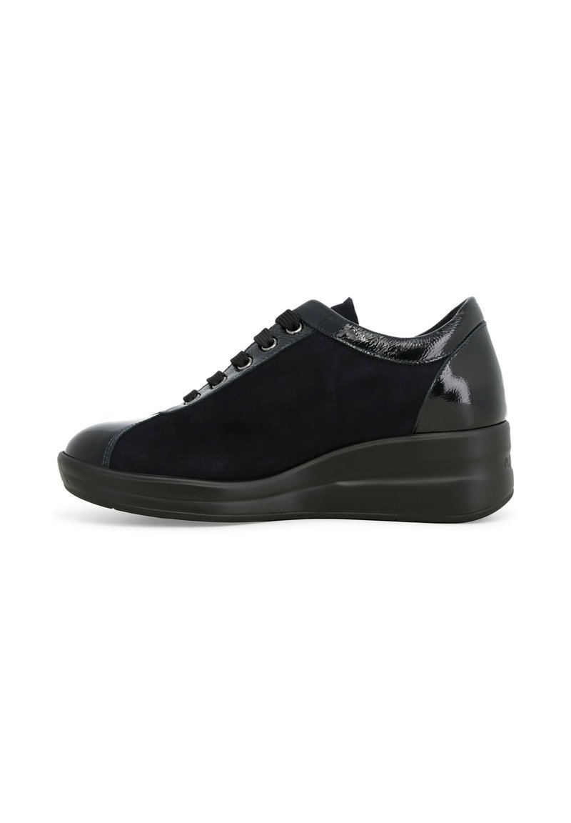Sneaker in suede blu navy con tallone e dettagli in vernice nera lucida, dotato di lacci rotondi e suola a cuneo imbottita.