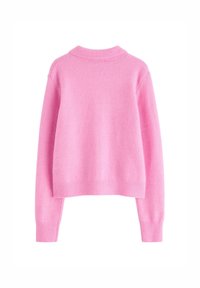 Fuchsia rosa tröja, gjord av mjukt tyg, med en rundad halsringning och ribbade muddärmar, i en kort längd och med en enkel design.