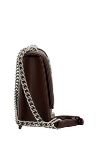 Borsa in pelle marrone con tracolla in catena argentata, design strutturato e dettagli di cucitura discreti lungo i bordi.