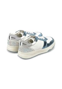 Baskets blanches avec des accents métalliques bleus, en cuir perforé, et un talon argenté texturé. Présente des strass brillants le long du panneau arrière.