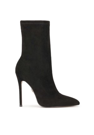 Fekete velúr bokacsizma hegyes orral és tűsarokkal. Simább textúrával és testreszabott szártípusú kialakítással rendelkezik.