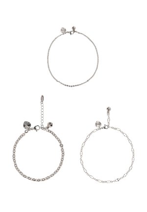 Drie zilveren armbanden: één met een fijne schakelketting, één met een gestructureerde accenthanger, en één met een combinatie van gladde en schakeldesigns.