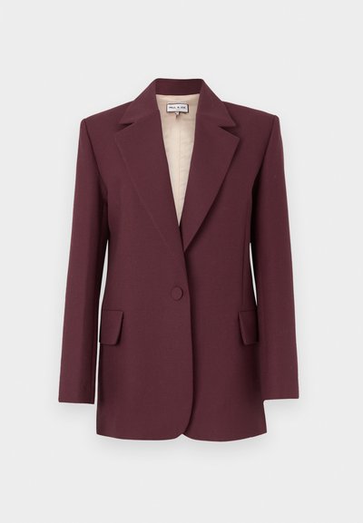 Blazer su misura color bordeaux con rever a lancia, chiusura con un bottone, due tasche frontali e una fodera liscia beige.