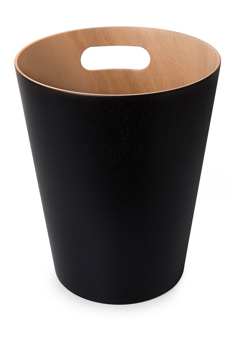 Schwarzer Holz-Mülleimer mit einer sich verjüngenden zylindrischen Form, die eine glatte schwarze Außenfläche und eine natürliche hölzerne Innenkante mit einer Griffaussparung aufweist.