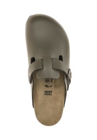 Grå slip-on klump lavet af glat materiale, med en bred strop og to ventilationshuller. Størrelse markeret som 38. Tekstureret indersål synlig.