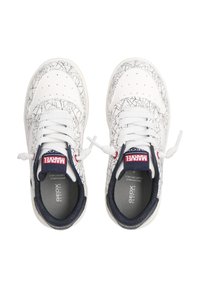 Sneaker bianchi con motivo a rete nero, punta rotonda, design con lacci, suole removibili e dettagli in blu navy sulla linguetta e l'interno.