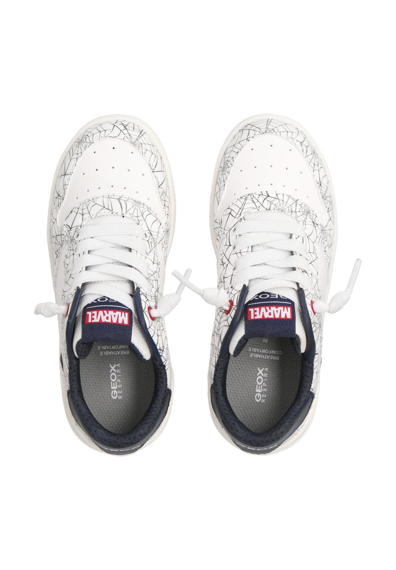 Weiße Sneakers mit schwarzem netzartigem Muster, runder Spitze, Schnürdesign, herausnehmbaren Einlegesohlen und navyfarbigen Akzenten an der Zunge und dem Futter.