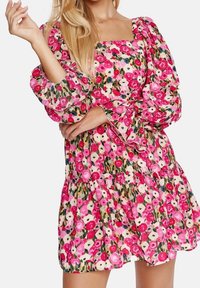 Blumendruckkleid mit quadratischem Ausschnitt, gepufften Ärmeln und einem gestuften Rock in Rosa-, Creme- und Grüntönen. Leichter Stoff.