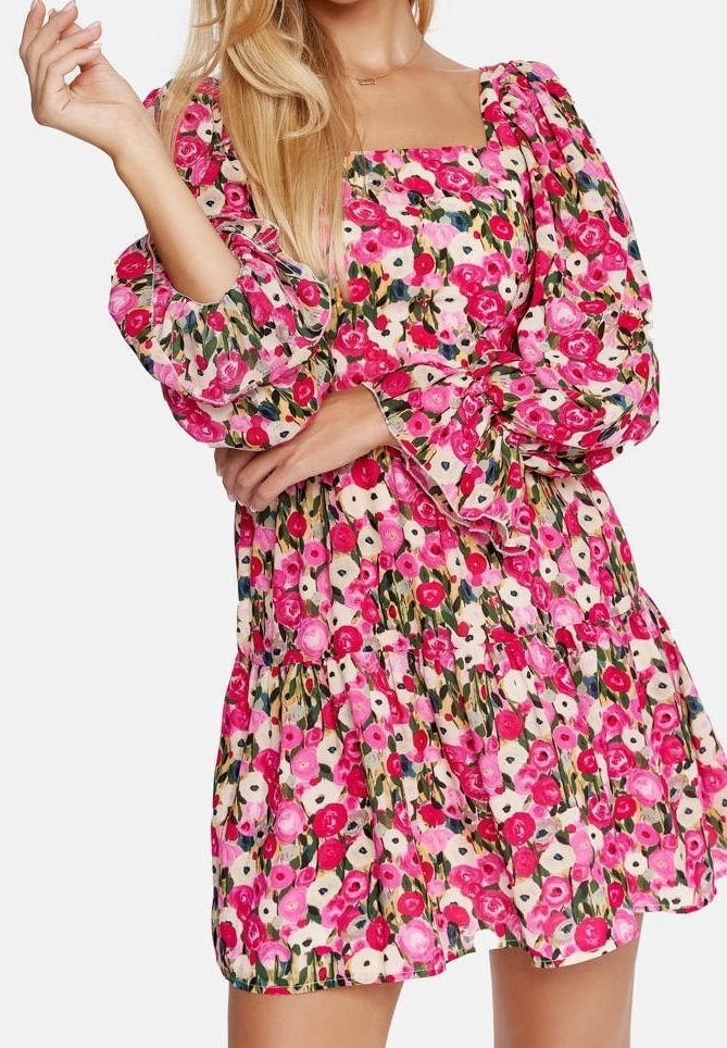 Blumendruckkleid mit quadratischem Ausschnitt, gepufften Ärmeln und einem gestuften Rock in Rosa-, Creme- und Grüntönen. Leichter Stoff.
