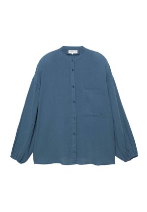 Chemise bleue à manches longues avec boutons, col rond, une poche poitrine unique et poignets légèrement froncés, présentée sur un fond blanc.