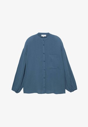 Chemise bleue à manches longues avec boutons, col rond, une poche poitrine unique et poignets légèrement froncés, présentée sur un fond blanc.