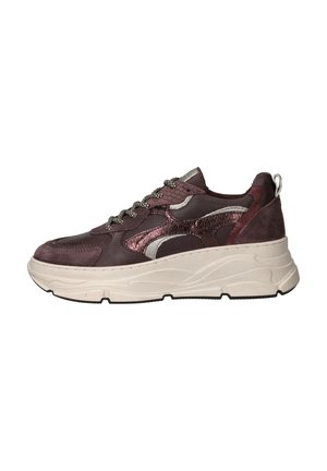 Chunky kastanjebruine sneaker met textuurleer en suède overlays, gemusterde veters en dikke off-white zool, zijaanzicht weergegeven.