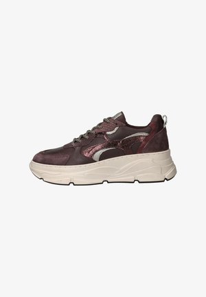 Chunky kastanjebruine sneaker met textuurleer en suède overlays, gemusterde veters en dikke off-white zool, zijaanzicht weergegeven.