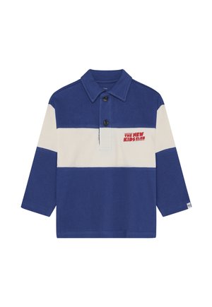 Blauw-wit poloshirt met lange mouwen, een kraag, drie knopen en de tekst "THE NEW KIDS CLUB" in het rood op de linker voorkant.