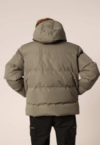 Doudoune verte olive, dotée d'une capuche, d'un design matelassé et d'une coupe décontractée. Fabriquée en tissu lisse et résistant à l'eau.