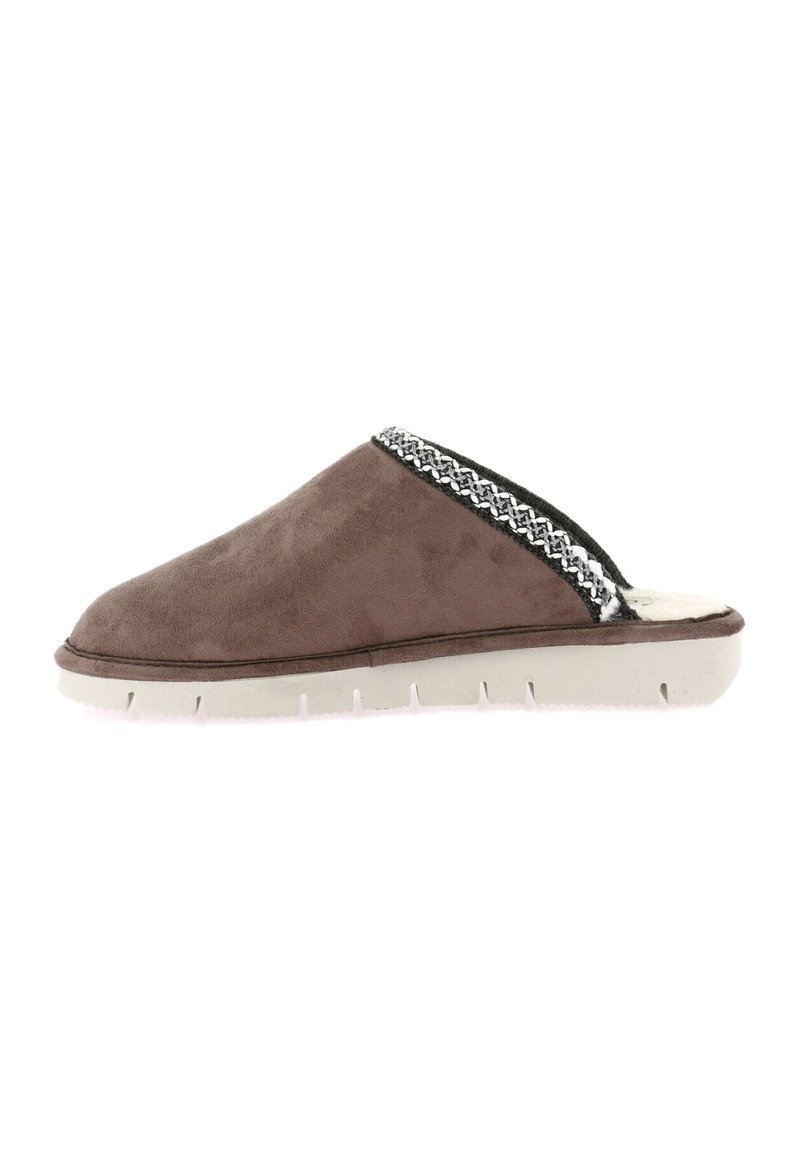 Pantofole in suede marrone con forma arrotondata, caratterizzate da un'accattivante accentuazione tessuta in bianco e nero lungo il bordo superiore e una leggera suola in gomma.