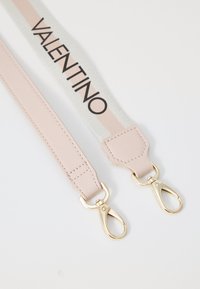 Valentino zīmola siksna, kurai ir mīkstas rozā ādas daļa un pelēkas auduma daļa ar svītrām. Iekļauta zelta metāla sprādze.