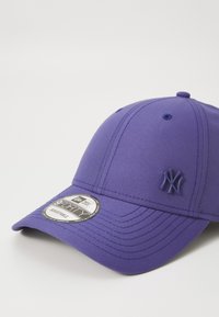 Boné de beisebol roxo feito de tecido, com uma coroa estruturada, aba curva e um logotipo em relevo na frente. Mecanismo de tamanho ajustável.