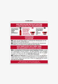 L'Oréal Paris Revitalift hudvårdsrutinens förpackning. Har djupa röda sektioner, vit text och ikoner för serum och krämer. Flerspråkiga etiketter.