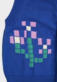 Chaleco azul de punto con diseño pixelado de flores que presenta pétalos rosas, centros blancos y tallos verdes en la parte delantera.