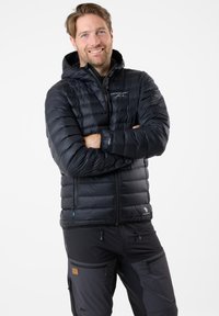 Giacca nera imbottita con cappuccio e chiusura a zip, caratterizzata da un design a righe orizzontali, coulisse regolabile e logo sul petto.