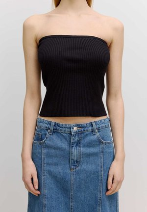 Schwarzes, senfgestreiftes, trägerloses Oberteil mit einem kurzen Design, kombiniert mit einem hochgeschnittenen blauen Jeansrock mit Knopf und Taschen.