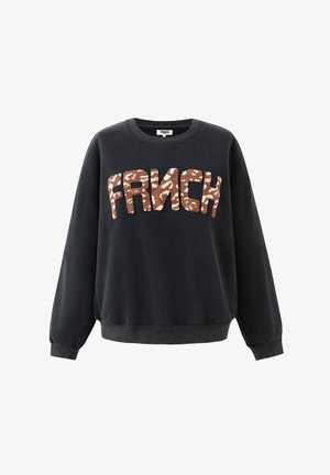 Donkergrijze crewneck sweatshirt met lange mouwen en "FRNCH" in bruin en wit luipaardprint over de borst.