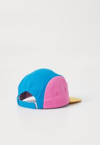 Cap mit blauem Korpus, pinker Rückseite und gelbem Schirm. Hergestellt aus einem glatten Stoff. Verstellbarer Riemen am Rücken zur Anpassung der Größe.