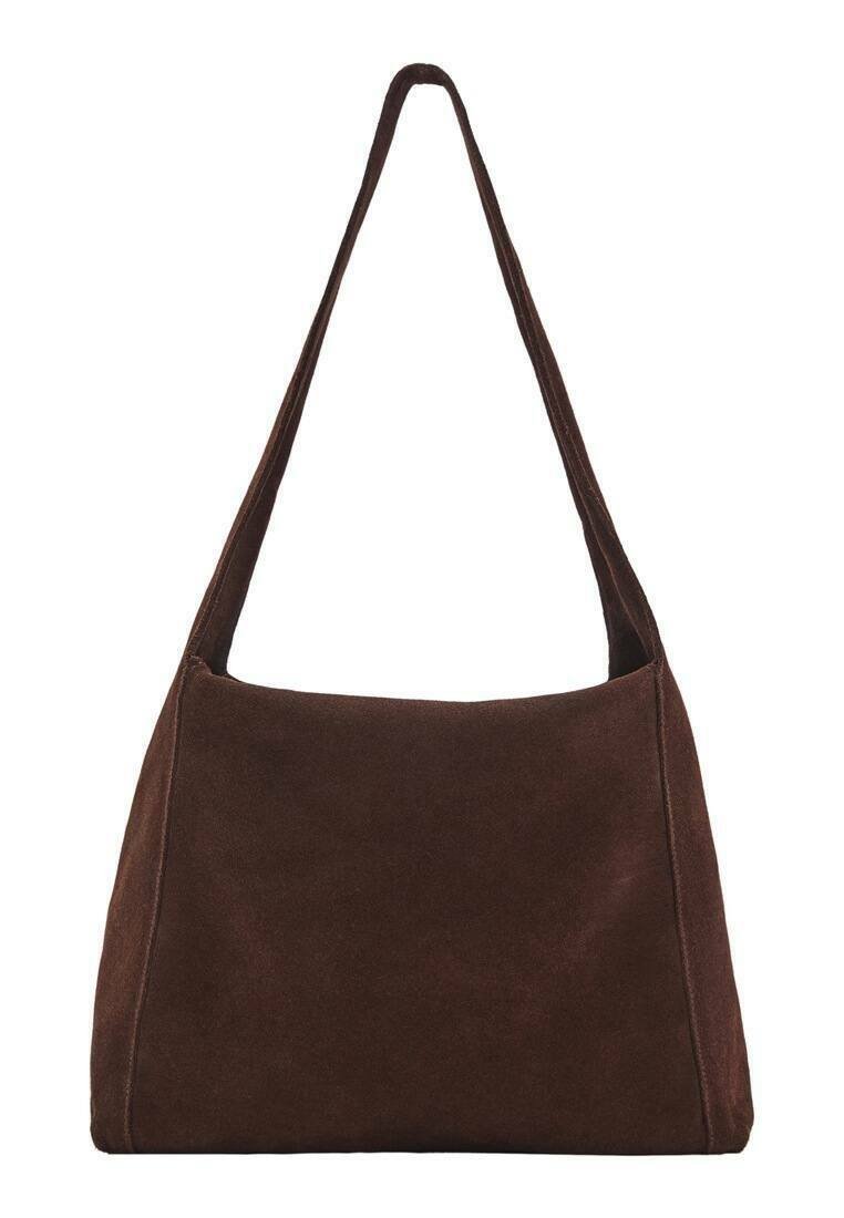 Geantă pentru umăr din suede maro, cu o formă lejeră, curea lată și un design simplu. Prezintă cusături vizibile de-a lungul marginilor.