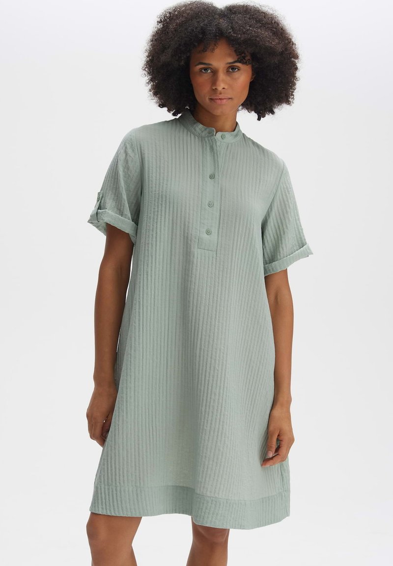Hellgrünes, knielanges Kleid mit einer Knopfleiste, kurzen umgeschlagenen Ärmel und einem strukturierten Streifenmuster. Lockere Passform.