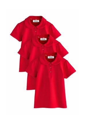 Drei rote Poloshirts mit kurzen Ärmeln, abgerundeten Kragen und herzförmigen Knöpfen, in einer gestapelten, sich überlappenden Anordnung.