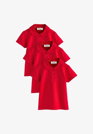 Tre røde polo t-shirts med korte ærmer, afrundede kraver og hjerteformede knapper, arrangeret i en stakket, overlappende opstilling.