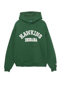 Zelená mikina s kapucňou s nápisom "HAWKINS INDIANA" vytlačeným v bielom, oblúkovom písme. Obsahuje predné vrecko, kapucňu so šnúrkou a rebrované manžety.