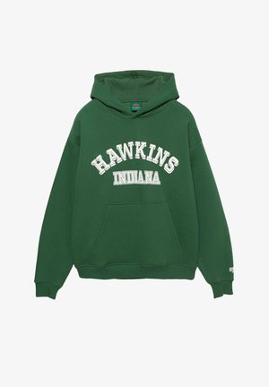 Zöld kapucnis pulóver, fehér írásban "HAWKINS INDIANA" felirattal, elülső zsebbel, húzózsinórral ellátott kapucnival és bordázott mandzsettákkal.