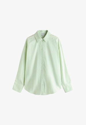 Világoszöld hosszú ujjú, gombos ing, vékony fehér függőleges csíkokkal és klasszikus gallérral, fehér háttér előtt bemutatva.