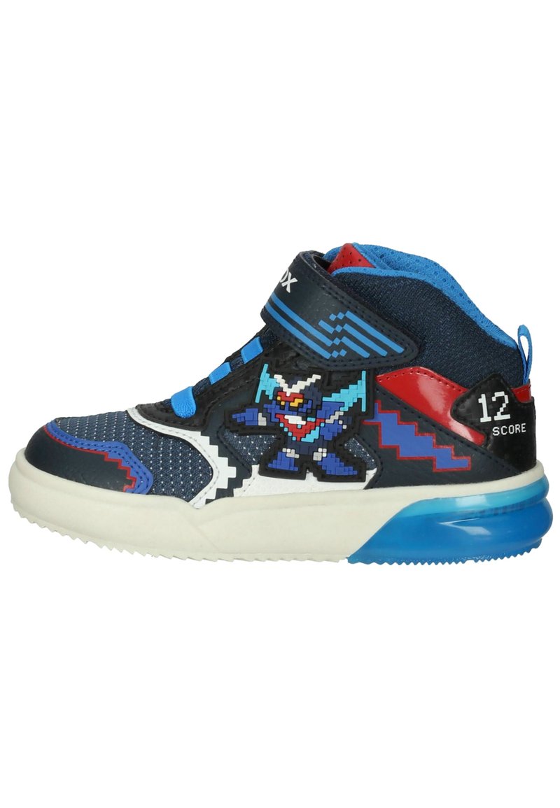 Baskets montantes en maille navy et cuir synthétique ; dotées d'accents bleus et rouges, d'un personnage en pixel art, d'une sangle Velcro et d'une semelle bleue.