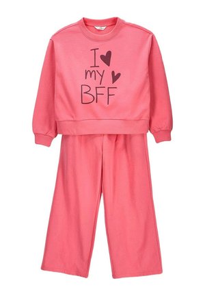 Różowy dwuczęściowy strój z długim rękawem i szerokimi spodniami, na górze znajduje się tekst "I love my BFF" wraz z dwoma grafikami serc.