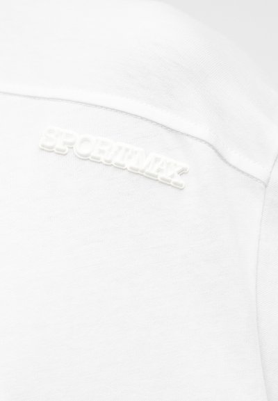 Λευκό ύφασμα με ανάγλυφο λογότυπο "SPORTMAX" σε ταιριαστό λευκό χρώμα, ραφή εμφανής πάνω από το λογότυπο.