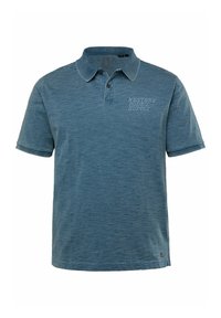 Modrá polo košile s límečkem, krátkými rukávy a texturovaným vzorem. Obsahuje logo a bílou výšivku "WESTERN RODEO SUPPLY".