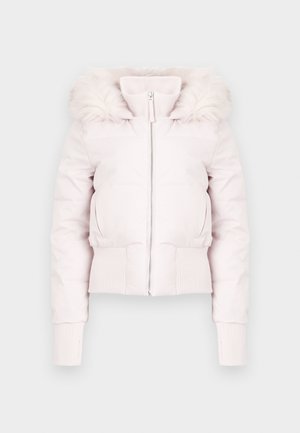 Chaqueta recortada de color rosa claro con capucha forrada de piel, cremallera frontal y puños acanalados. Material suave con detalles acolchados y dos bolsillos laterales.