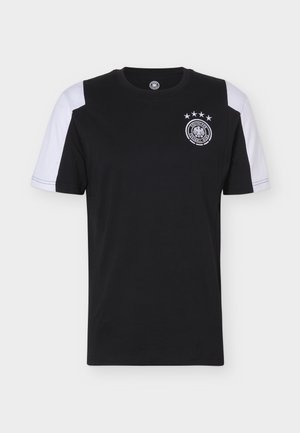 Sort kortærmet sportst-shirt med hvide skulderpaneler og et tysk fodboldmærke med fire stjerner på brystet.