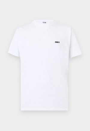 Weißes T-Shirt mit kurzen Ärmeln und kleinem schwarzem "OBEY"-Logo auf der linken Brust, präsentiert vor einem flachen hellgrauen Hintergrund.